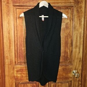 No Boundaries Black Knit Sleeveless Snap Closure Vest